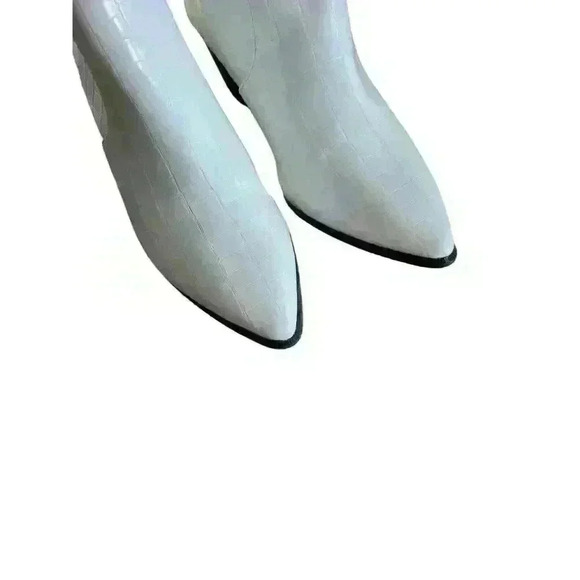 Qupid White Faux Leather Gator Embossed Block Heel Pointed Toe Booties Womens 7. - Picture 7 of 9